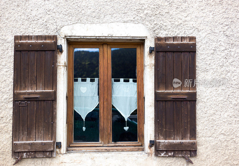 Le Vercors，法国:传统的风化木百叶窗，蕾丝覆盖的窗户